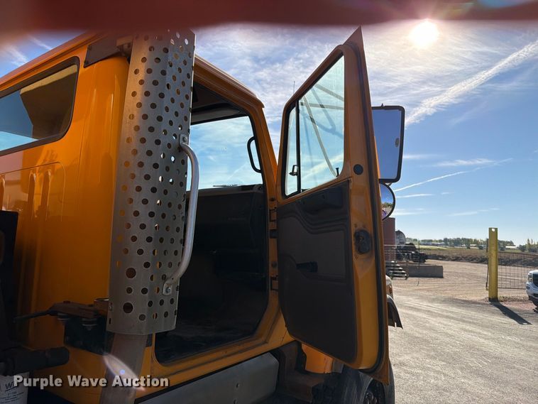 image for item FT6860 1998 International 2554 dump truck