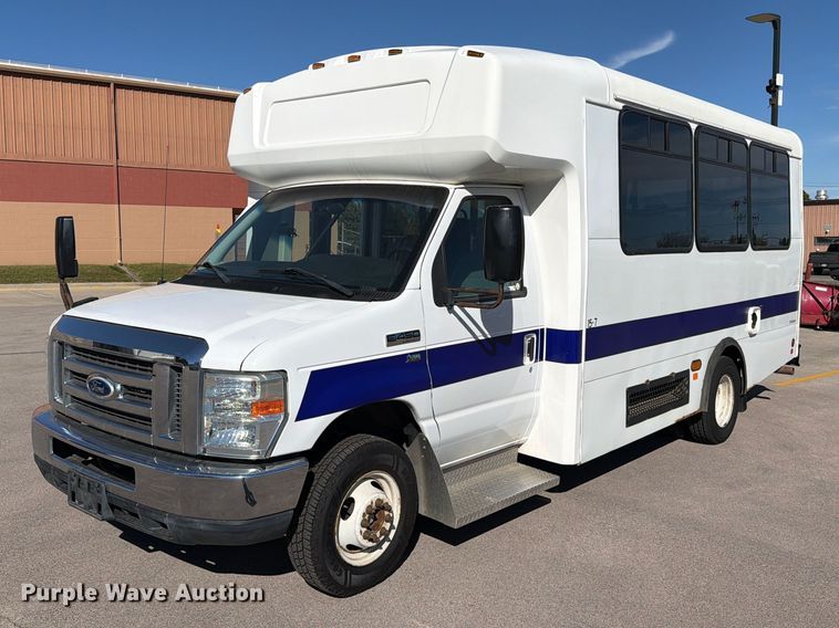 image for item FT6988 2015 Ford E450 shuttle bus