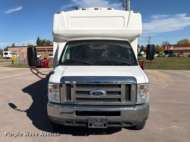 image for item FT6988 2015 Ford E450 shuttle bus