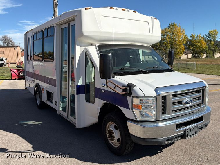 image for item FT6988 2015 Ford E450 shuttle bus