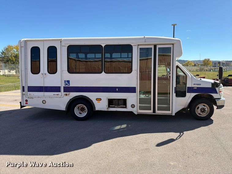 image for item FT6988 2015 Ford E450 shuttle bus