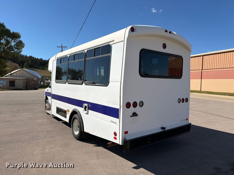 image for item FT6988 2015 Ford E450 shuttle bus