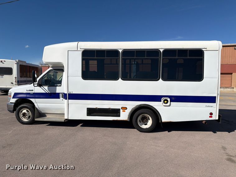image for item FT6988 2015 Ford E450 shuttle bus