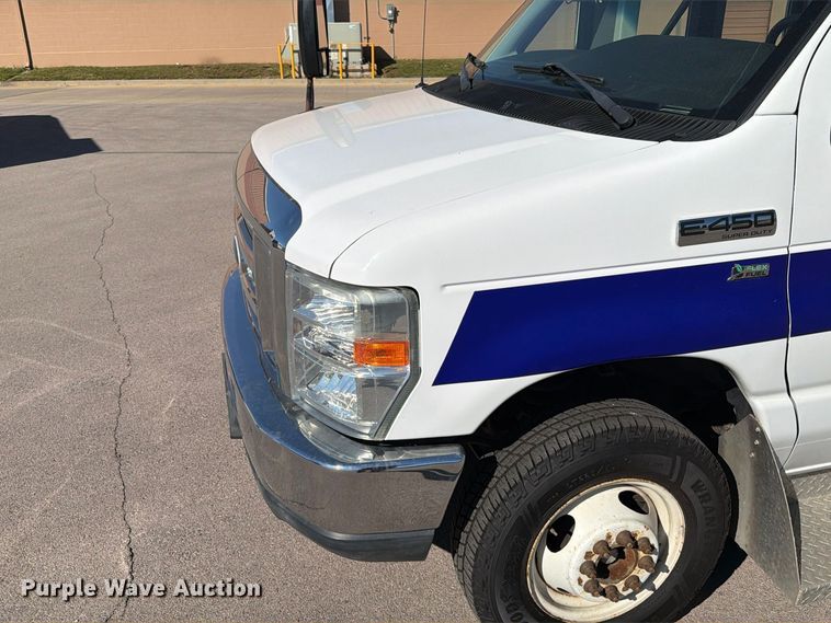 image for item FT6988 2015 Ford E450 shuttle bus