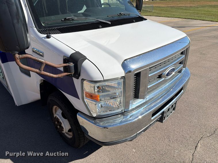 image for item FT6988 2015 Ford E450 shuttle bus
