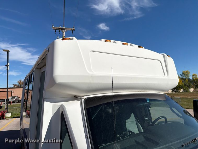 image for item FT6988 2015 Ford E450 shuttle bus
