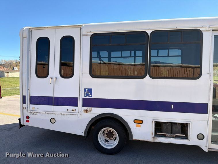 image for item FT6988 2015 Ford E450 shuttle bus