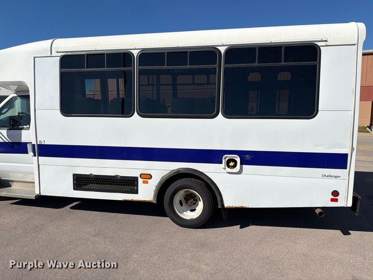 image for item FT6988 2015 Ford E450 shuttle bus