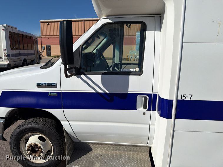 image for item FT6988 2015 Ford E450 shuttle bus