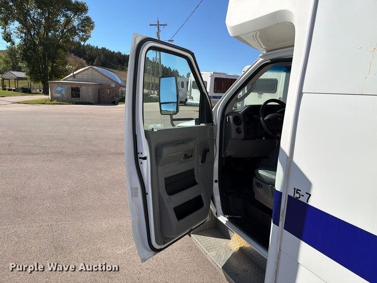 image for item FT6988 2015 Ford E450 shuttle bus