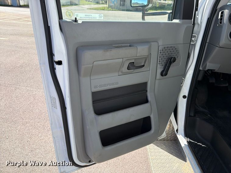 image for item FT6988 2015 Ford E450 shuttle bus