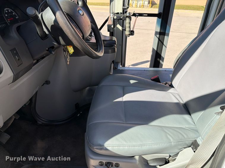 image for item FT6988 2015 Ford E450 shuttle bus