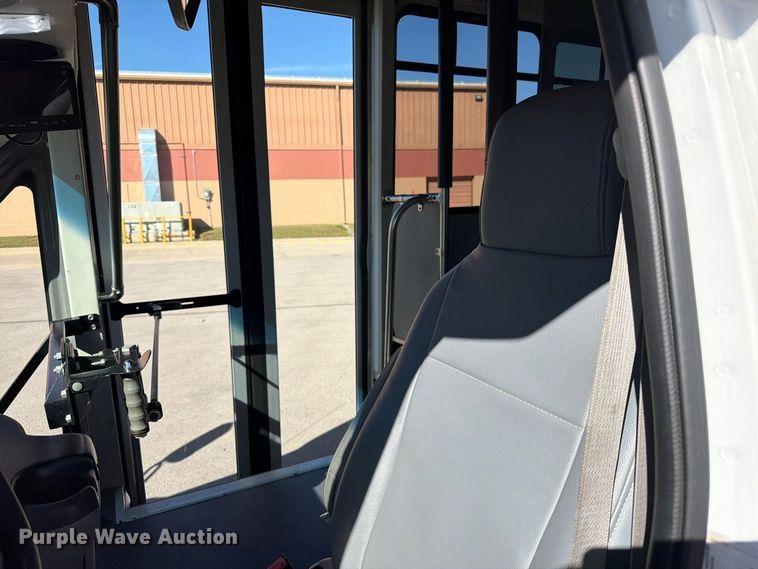 image for item FT6988 2015 Ford E450 shuttle bus