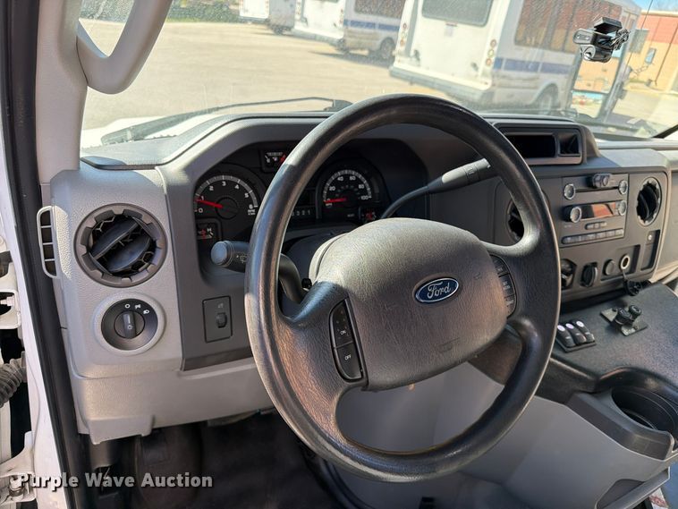 image for item FT6988 2015 Ford E450 shuttle bus
