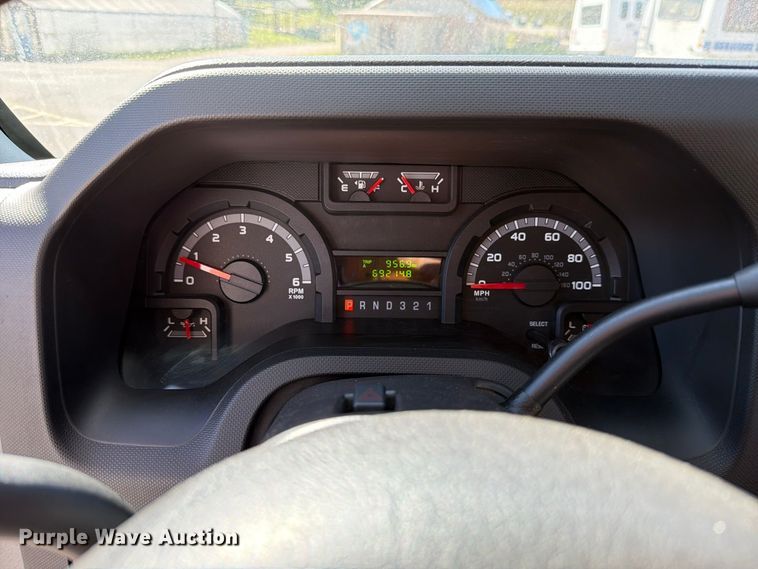 image for item FT6988 2015 Ford E450 shuttle bus