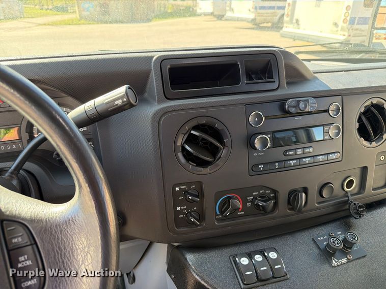 image for item FT6988 2015 Ford E450 shuttle bus