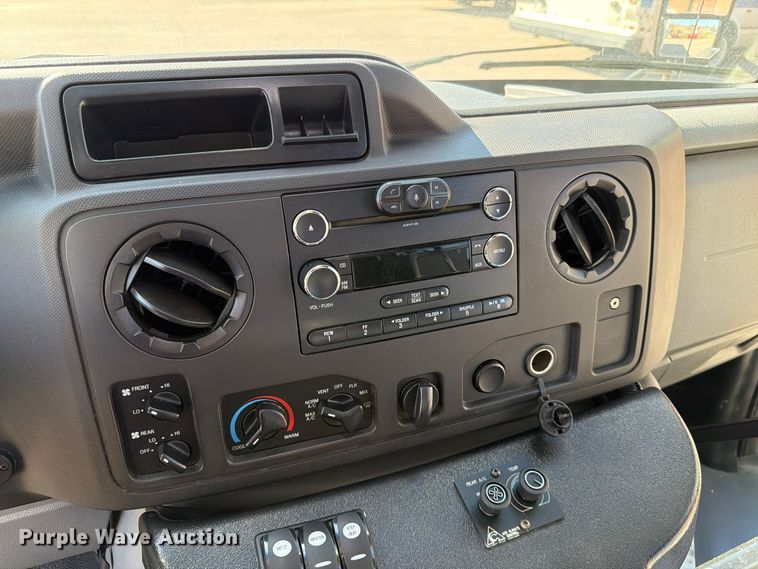 image for item FT6988 2015 Ford E450 shuttle bus