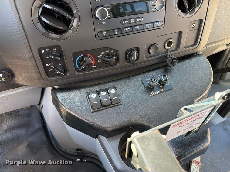 image for item FT6988 2015 Ford E450 shuttle bus