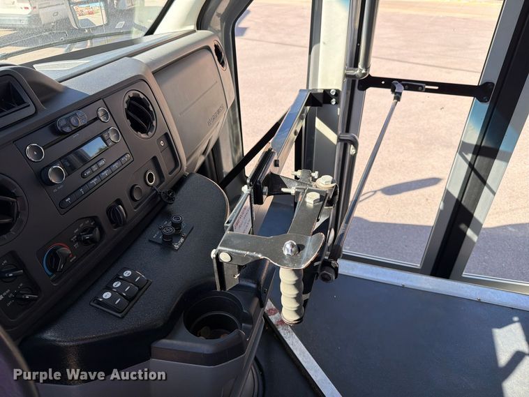 image for item FT6988 2015 Ford E450 shuttle bus