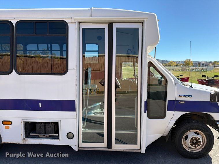 image for item FT6988 2015 Ford E450 shuttle bus