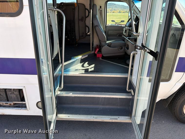 image for item FT6988 2015 Ford E450 shuttle bus