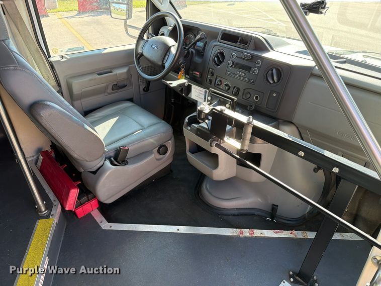 image for item FT6988 2015 Ford E450 shuttle bus
