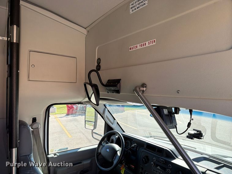 image for item FT6988 2015 Ford E450 shuttle bus