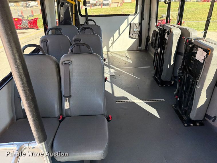 image for item FT6988 2015 Ford E450 shuttle bus