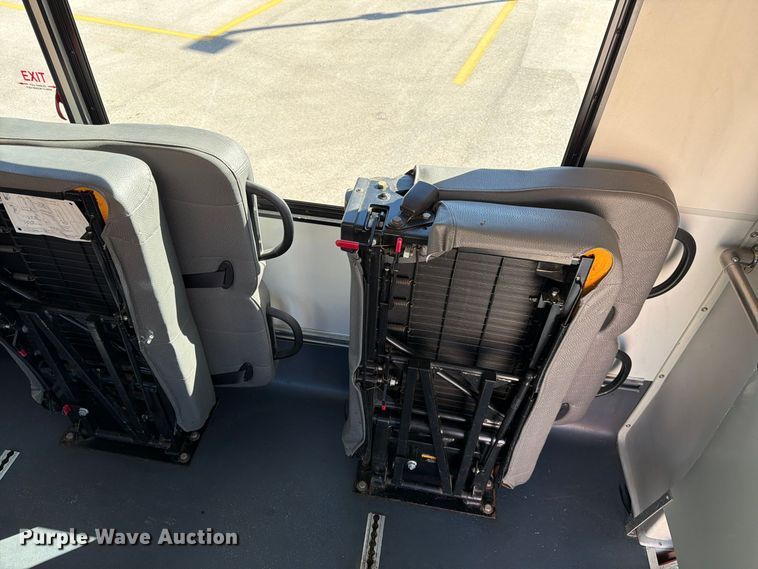 image for item FT6988 2015 Ford E450 shuttle bus