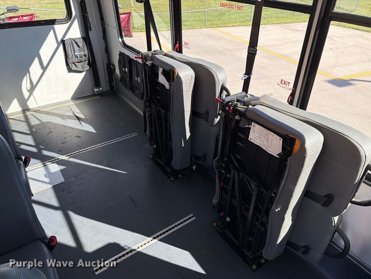 image for item FT6988 2015 Ford E450 shuttle bus