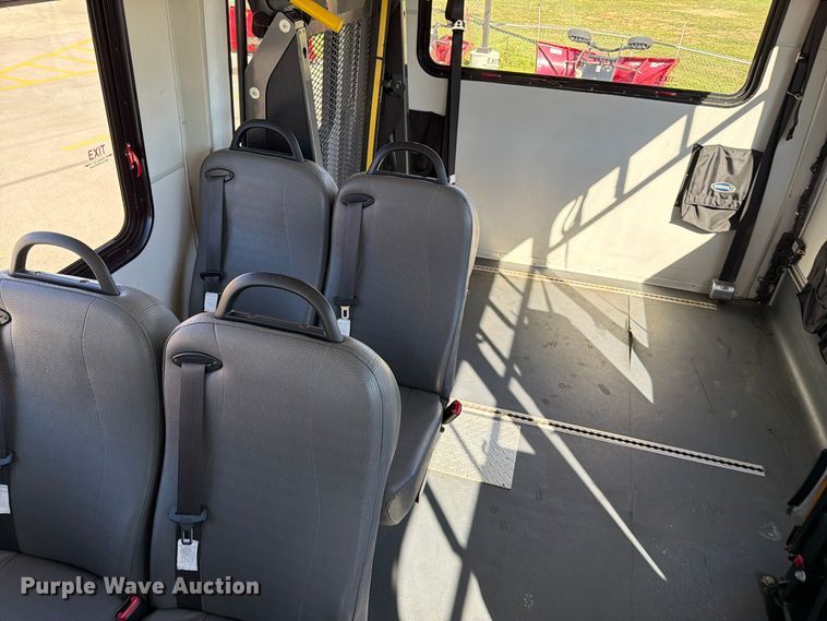 image for item FT6988 2015 Ford E450 shuttle bus