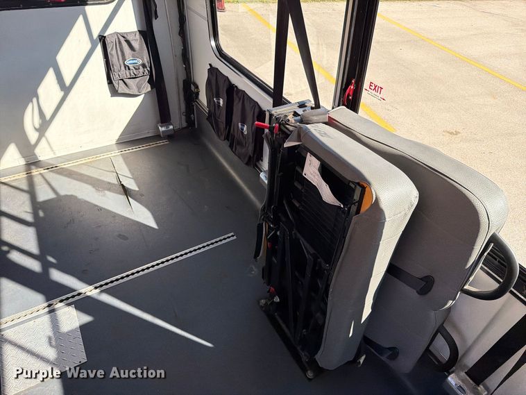 image for item FT6988 2015 Ford E450 shuttle bus