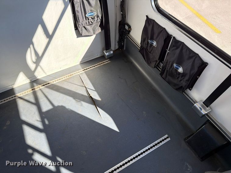 image for item FT6988 2015 Ford E450 shuttle bus
