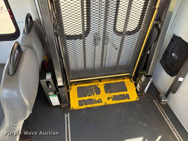 image for item FT6988 2015 Ford E450 shuttle bus