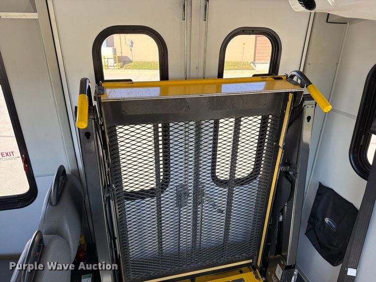 image for item FT6988 2015 Ford E450 shuttle bus