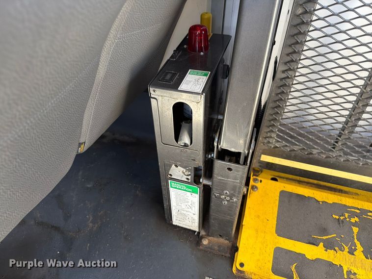 image for item FT6988 2015 Ford E450 shuttle bus