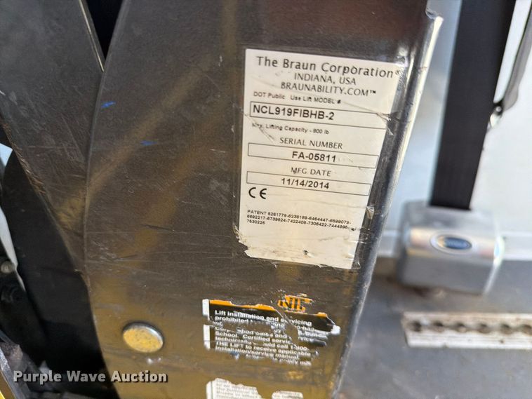 image for item FT6988 2015 Ford E450 shuttle bus