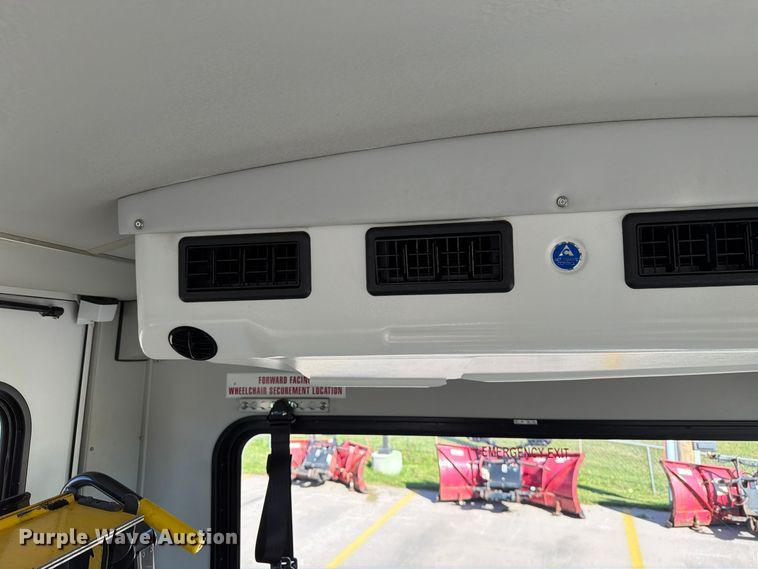 image for item FT6988 2015 Ford E450 shuttle bus