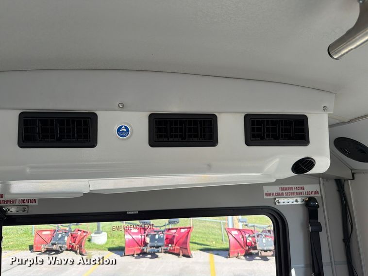image for item FT6988 2015 Ford E450 shuttle bus