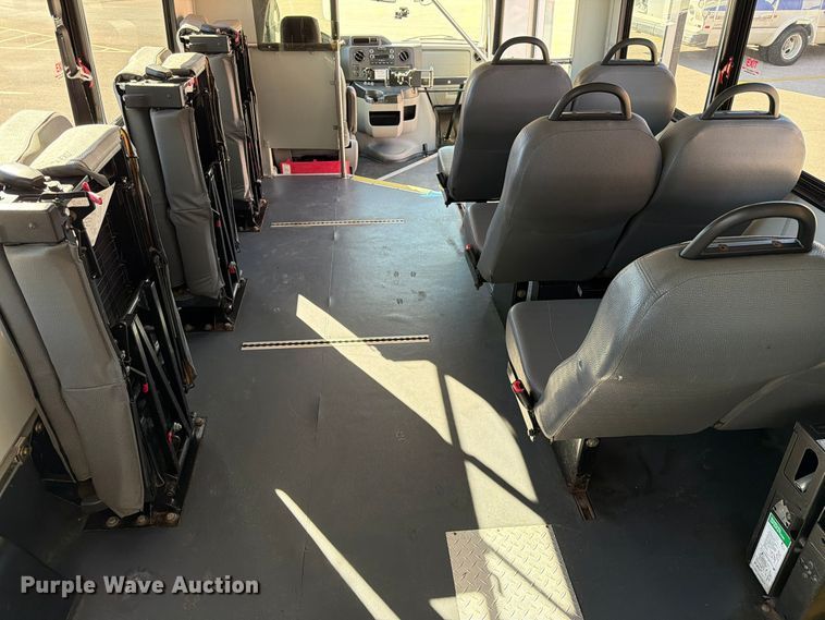 image for item FT6988 2015 Ford E450 shuttle bus