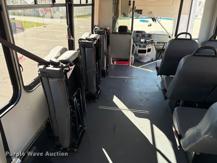 image for item FT6988 2015 Ford E450 shuttle bus