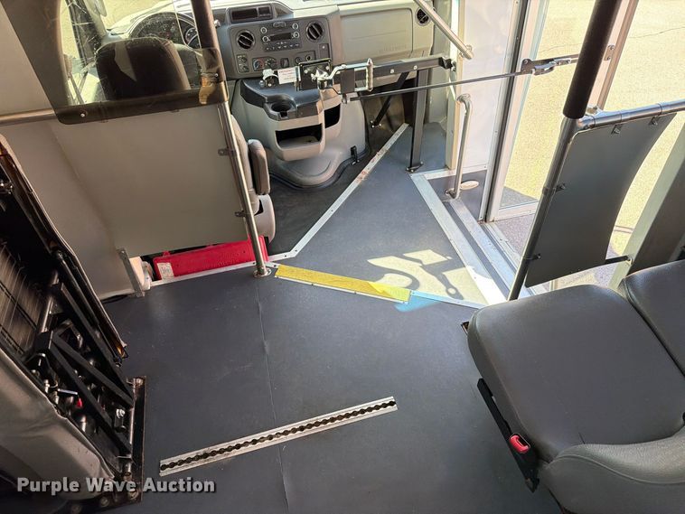 image for item FT6988 2015 Ford E450 shuttle bus