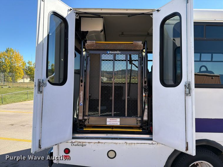 image for item FT6988 2015 Ford E450 shuttle bus