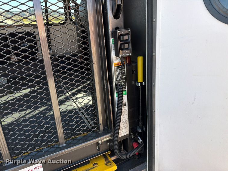 image for item FT6988 2015 Ford E450 shuttle bus
