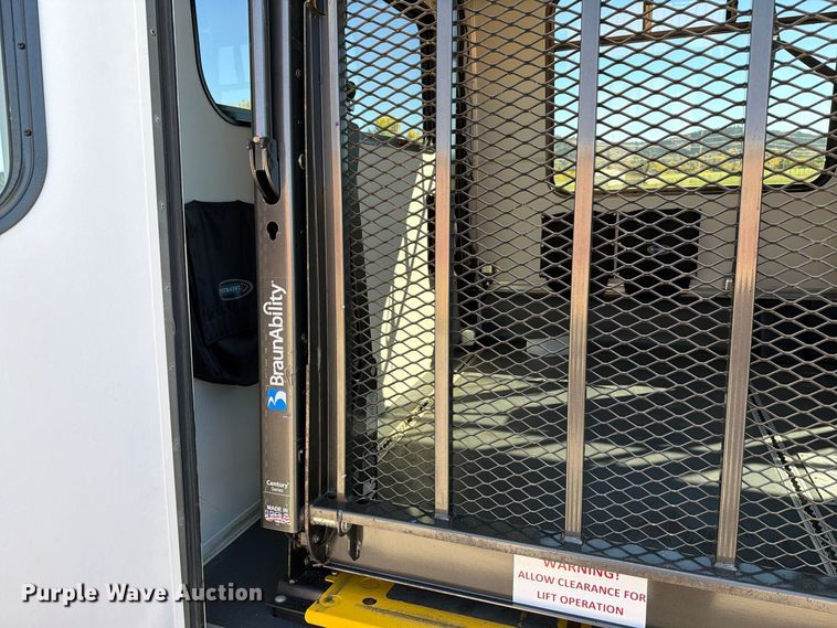 image for item FT6988 2015 Ford E450 shuttle bus