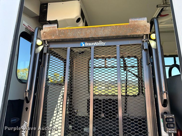 image for item FT6988 2015 Ford E450 shuttle bus