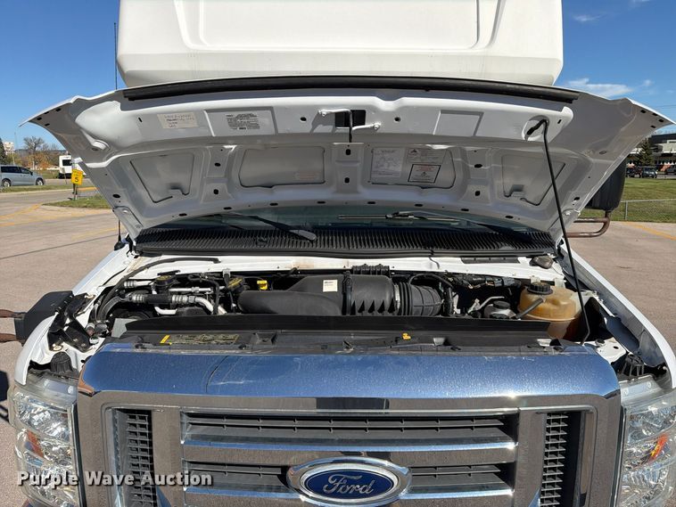 image for item FT6988 2015 Ford E450 shuttle bus