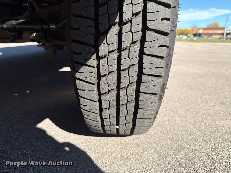 image for item FT6988 2015 Ford E450 shuttle bus