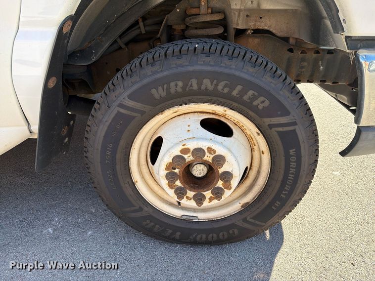 image for item FT6988 2015 Ford E450 shuttle bus