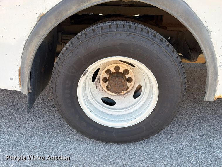 image for item FT6988 2015 Ford E450 shuttle bus